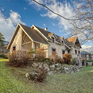 hp-la-maison-des-lilas-large-family-house-sleeps-12-garden.hotels-rhonealpes.com/